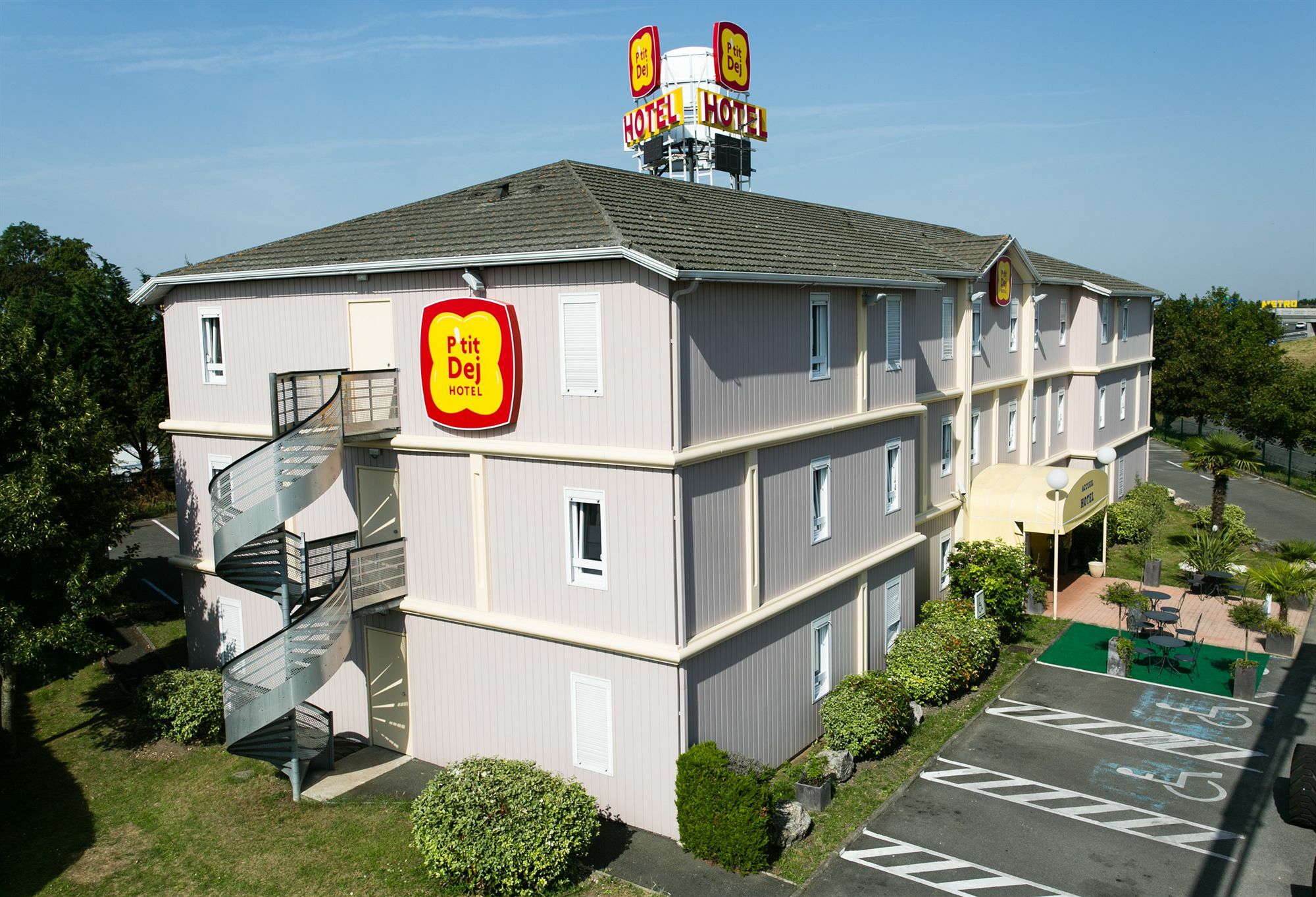 奥尔良西部拉沙佩勒圣梅曼基里亚德直营酒店 外观 照片